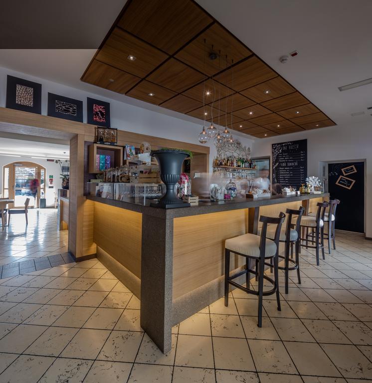 Albergo Caffe Centrale Mezzocorona Exteriör bild